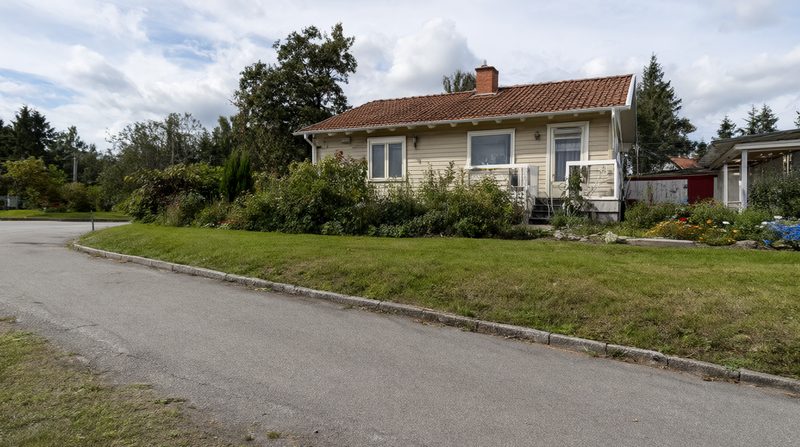 Kantsten längs väg och uppfart